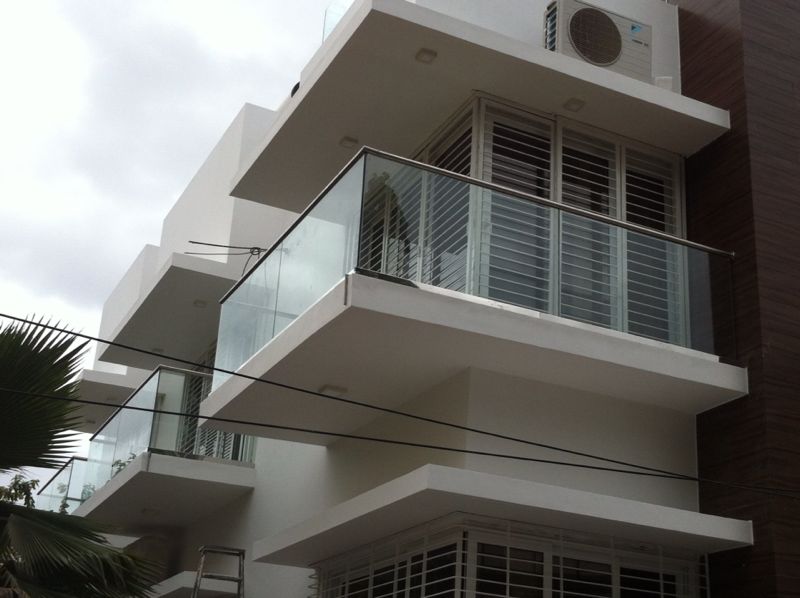 Balcony with installed Imperio Railing System's aluminum glass railings